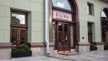 15 Ekim 2021. Moskova, Rusya. Moskova 'daki Teatralny Proyezd' deki SAVVA restoranının inşasıyla ilgili bir tabela Michelin Red Guide restoranının verdiği bir yıldızla ödüllendirildi..