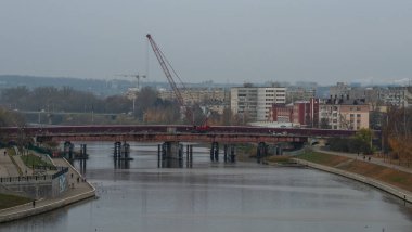 2 Kasım 2021, Oryol, Rusya. Orel 'deki Oka Nehri üzerindeki Kızıl Köprü' nün yeniden inşası..