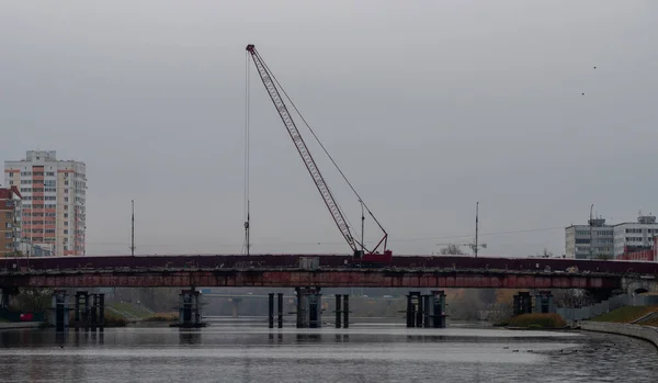 Novembro 2021 Oryol Rússia Reconstrução Ponte Vermelha Sobre Rio Oka — Fotografia de Stock