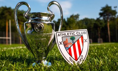 30 Ağustos 2021 Bilbao, İspanya. Atletik Bilbao futbol kulübü ve yeşil çimenlikte oynanan UEFA Şampiyonlar Ligi Kupası amblemi..