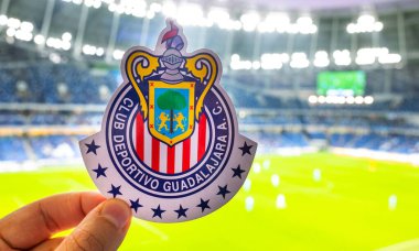 12 Eylül 2021, Guadalajara, Meksika. Futbol kulübü C.D. 'nin amblemi. Guadalajara modern bir stadyumun arka planına karşı..