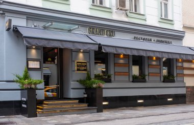 15 Ekim 2021. Moskova, Rusya. Moskova 'da Malaya Bronnaya Caddesi' ndeki Grand Cru Restoranı 'nın inşasına ilişkin bir tabela, Michelin Red Guide restoranının bir yıldızını ödüllendirdi..