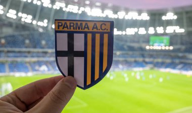 12 Eylül 2021, Parma. Parma Calcio futbol kulübünün amblemi modern stadyumun arka planına karşı..