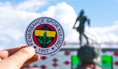 14 Haziran 2021, İstanbul, Türkiye. Fenerbahçe S.K. futbol kulübünün amblemi. Modern bir stadyumun arka planında..