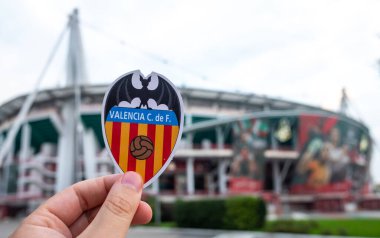 30 Ağustos 2021, Valencia, İspanya. Futbol kulübü Valencia CF 'nin amblemi modern bir stadyumun arka planına karşı..