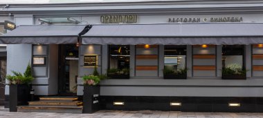 15 Ekim 2021. Moskova, Rusya. Moskova 'da Malaya Bronnaya Caddesi' ndeki Grand Cru Restoranı 'nın inşasına ilişkin bir tabela, Michelin Red Guide restoranının bir yıldızını ödüllendirdi..