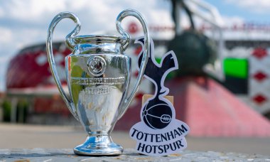 14 Haziran 2021, Londra, İngiltere. Tottenham Hotspur FC 'nin amblemi. ve UEFA Şampiyonlar Ligi Kupası 'na karşı modern bir stadyum..