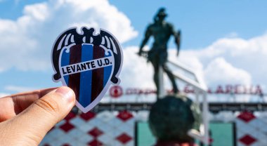 14 Haziran 2021, Valencia, İspanya. Futbol kulübü Levante UD 'nin amblemi modern bir stadyumun arka planına karşıdır..