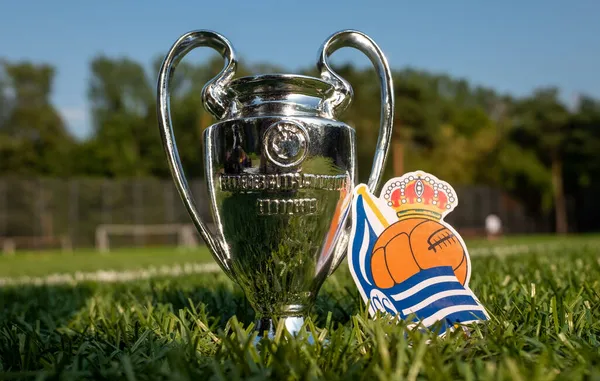 2021年8月30日 西班牙圣塞巴斯蒂安 真正的社交足球俱乐部标志和欧洲足联冠军杯在绿地草坪上举行 — 图库照片