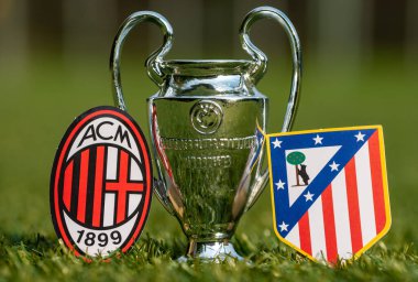 27 Ağustos 2021 Milan, İtalya. Futbol kulüpleri Atletico Madrid ve A.C. Milan ve stadyumun yeşil sahasında oynanan UEFA Şampiyonlar Ligi Kupası amblemleri.