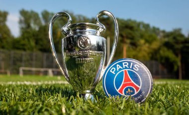 27 Ağustos 2021, Paris, Fransa. Futbol kulübü Paris Saint-Germain F.C. 'nin amblemi. Ve yeşil bir alanda UEFA Şampiyonlar Ligi Kupası..