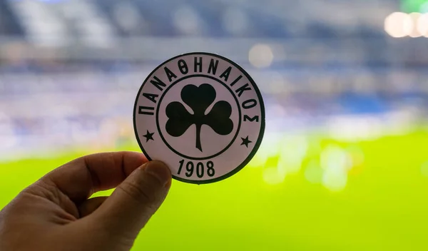 12 Eylül 2021 Atina, Yunanistan. Modern bir stadyumun arka planında Panathinaikos F. C. ve UEFA Şampiyonlar Ligi Kupası 'nın amblemi yer almaktadır..