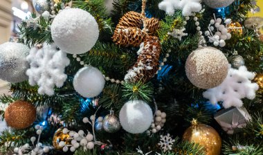 Noel ağacında el yapımı Noel oyuncakları.