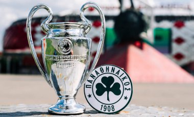 14 Haziran 2021 Atina, Yunanistan. Modern bir stadyumun arka planında Panathinaikos F. C. ve UEFA Şampiyonlar Ligi Kupası 'nın amblemi yer almaktadır..