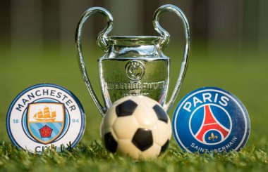 27 Ağustos 2021 Manchester, İngiltere. Paris Saint-Germain FC futbol kulüplerinin amblemleri. ve Manchester City F.C. ve UEFA Şampiyonlar Ligi Kupası Stadyumun yeşil sahasında.