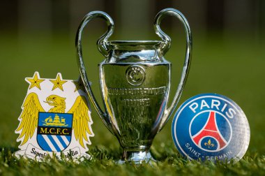27 Ağustos 2021 Manchester, İngiltere. Paris Saint-Germain FC futbol kulüplerinin amblemleri. ve Manchester City F.C. ve UEFA Şampiyonlar Ligi Kupası Stadyumun yeşil sahasında.