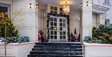 5 Aralık 2021, Moskova, Rusya. Evin verandasında yeni yıl kurulumu.