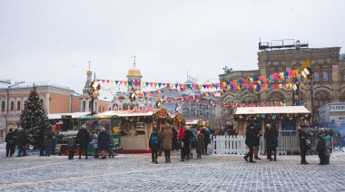 5 Aralık 2021, Moskova, Rusya. Moskova 'daki GUM binasının yakınındaki Kızıl Meydan' da Noel panayırı.