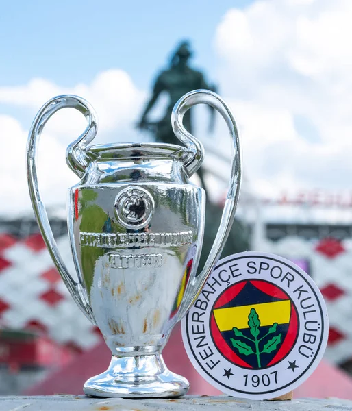 14 Haziran 2021, İstanbul, Türkiye. Fenerbahçe S.K. futbol kulübünün amblemi. ve UEFA Şampiyonlar Ligi Kupası 'na karşı modern bir stadyum..