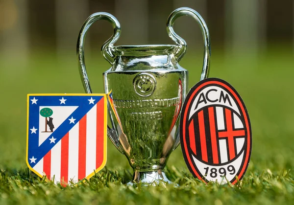 27 Ağustos 2021 Madrid, İspanya. Futbol kulüpleri Atletico Madrid ve A.C. Milan ve stadyumun yeşil sahasında oynanan UEFA Şampiyonlar Ligi Kupası amblemleri.