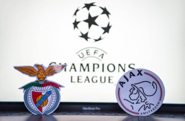 2 Ocak 2022 St. Petersburg, Rusya. UEFA Şampiyonlar Ligi 'nin 1 / 8 finallerinin futbol kulüplerinin amblemleri. Benfica Lisboa ve AFC Ajax Amsterdam turnuvanın ambleminin önünde.