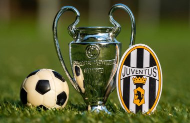 27 Ağustos 2021, Torino, İtalya. Juventus futbol kulübü amblemi ve stadyumun yeşil sahasında oynanan UEFA Şampiyonlar Ligi Kupası.