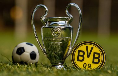 27 Ağustos 2021, Dortmund, Almanya. Modern bir stadyumun arka planında Borussia Dortmund futbol kulübü ve UEFA Şampiyonlar Ligi Kupası amblemi yer almaktadır..