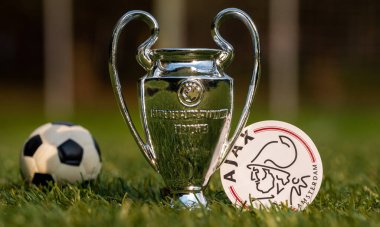 27 Ağustos 2021, Amsterdam, Hollanda. AFC Ajax futbol kulübü ve stadyumun yeşil sahasında oynanan UEFA Şampiyonlar Ligi Kupası amblemi..