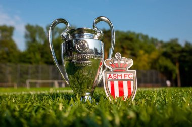 30 Ağustos 2021, Monako. AS Monaco FC amblemi ve stadyumun yeşil sahasında oynanan UEFA Şampiyonlar Ligi Kupası.