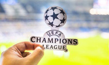 12 Eylül 2021, St. Petersburg, Rusya. UEFA Şampiyonlar Ligi 'nin amblemi modern bir stadyumun arka planına karşıdır..