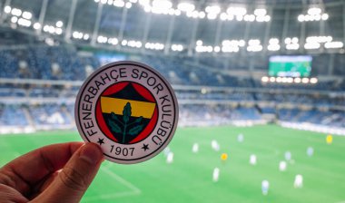 12 Eylül 2021, İstanbul, Türkiye. Futbol kulübü Fenerbahçe 'nin amblemi modern stadyumun arka planına karşıdır..