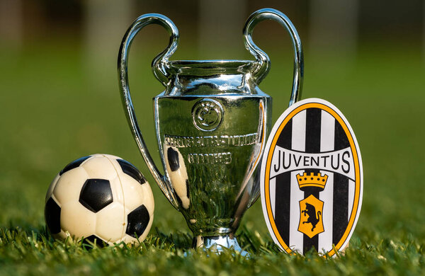 27 августа 2021 года, Турин, Италия. Эмблема футбольного клуба "Ювентус" и Кубок Лиги чемпионов УЕФА на зеленой территории стадиона.