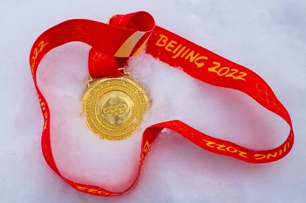 4 Ocak 2022, Pekin, Çin. Karda 14. Kış Olimpiyatları 'nın altın madalyası.