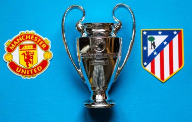 19 Aralık 2021 St. Petersburg, Rusya. UEFA Şampiyonlar Ligi Atletico Madrid ve Manchester United F.C. Ve mavi arka planda bir fincan..