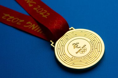 6 Ocak 2021, Pekin Çin. Mavi arka planda 14. Olimpiyat Kış Oyunları 'nın altın madalyası.