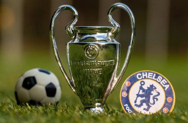 27 Ağustos 2021, Londra, Birleşik Krallık. Chelsea F.C. 'nin amblemi. Futbol kulübü ve UEFA Şampiyonlar Ligi Kupası. Stadyumun yeşil çimlerinde.