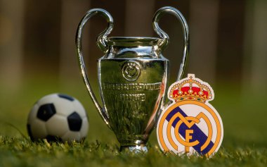27 Ağustos 2021, Madrid, İspanya. Futbol Real Madrid CF ve UEFA Şampiyonlar Ligi Kupası 'nın amblemi stadyumun yeşil sahasında.