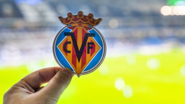 12 Eylül 2021, Villarreal, İspanya. Modern bir stadyumun arka planına karşı Villarreal CF futbol kulübünün amblemi..
