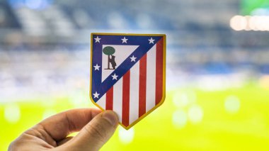 12 Eylül 2021, Madrid, İspanya. Futbol kulübü Atletico Madrid 'in amblemi modern bir stadyumun arka planına karşıdır..