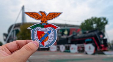 30 Ağustos 2021, Lizbon, Portekiz. S.L. Modern bir stadyumun arka planına karşı Benfica amblemi..