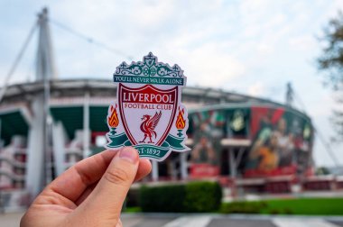 30 Ağustos 2021, Liverpool, İngiltere. Liverpool F.C. Modern bir stadyumun arka planına karşı futbol kulübü amblemi..