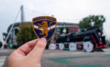 30 Ağustos 2021, Brescia, İtalya. Futbol kulübü Brescia Calcio 'nun amblemi modern bir stadyumun arka planına karşı..