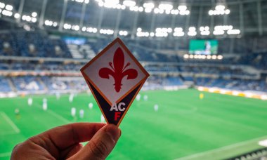 12 Eylül 2021, Floransa, İtalya. Futbol kulübü ACF Fiorentina 'nın amblemi modern stadyumun arka planına karşıdır..