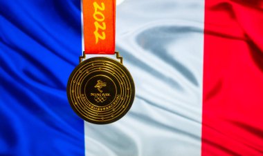 5 Ocak 2021, Pekin Çin. 14. Olimpiyat Kış Oyunları 'nın altın madalyası Fransa bayrağının arka planına karşı.
