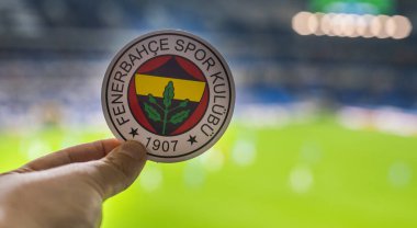 12 Eylül 2021, İstanbul, Türkiye. Futbol kulübü Fenerbahçe 'nin amblemi modern stadyumun arka planına karşıdır..