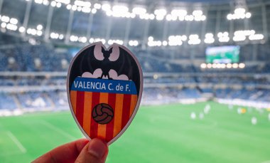 12 Eylül 2021, Valencia, İspanya. Futbol kulübü Valencia CF 'nin amblemi modern bir stadyumun arka planına karşı..