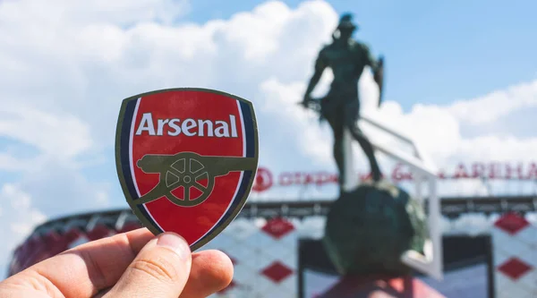 Juni 2021 London Storbritannien Arsenal Fotbollsklubbens Emblem Mot Bakgrund Modern — Stockfoto
