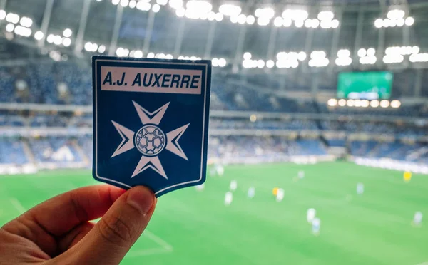 12 Eylül 2021, Auxerre, Fransa. Futbol kulübü AJ Auxerre 'in amblemi modern stadyumun arka planına karşıdır..