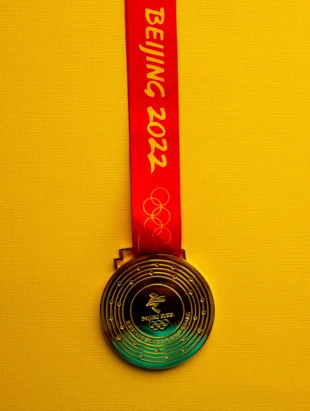 2021年1月6日 中国北京 第二十四届冬季奥运会黄色背景金牌 — 图库照片