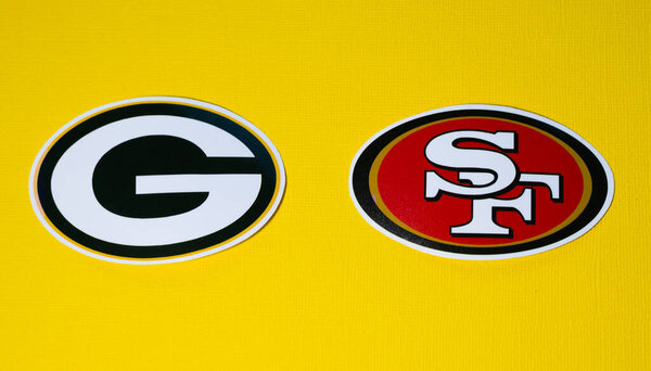 18 января 2022 года. Грин Бэй, Висконсин. Эмблемы футбольных клубов плей-офф сезона 2021 / 2022 San Francisco 49ers и Green Bay Packers.